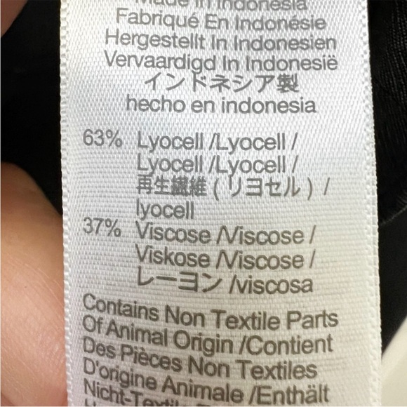 Madewell V-Neck Button-Front Shirt in Black - Picture 10 of 11